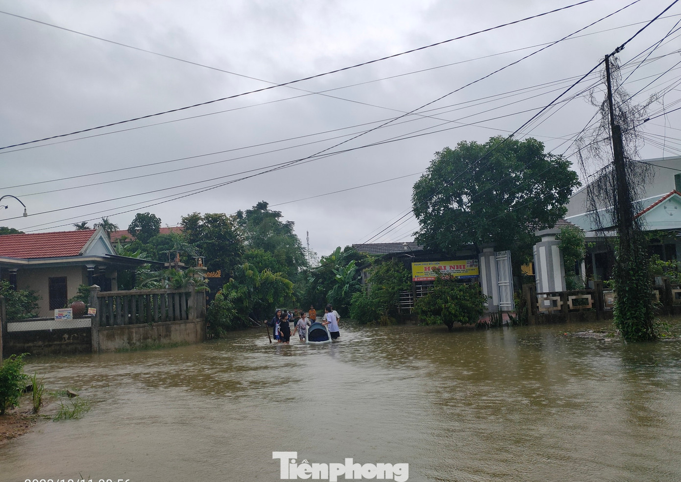 Đường biến thành sông do ngập lụt vào sáng 11/10. Đường biến thành sông do ngập lụt vào sáng 11/10.