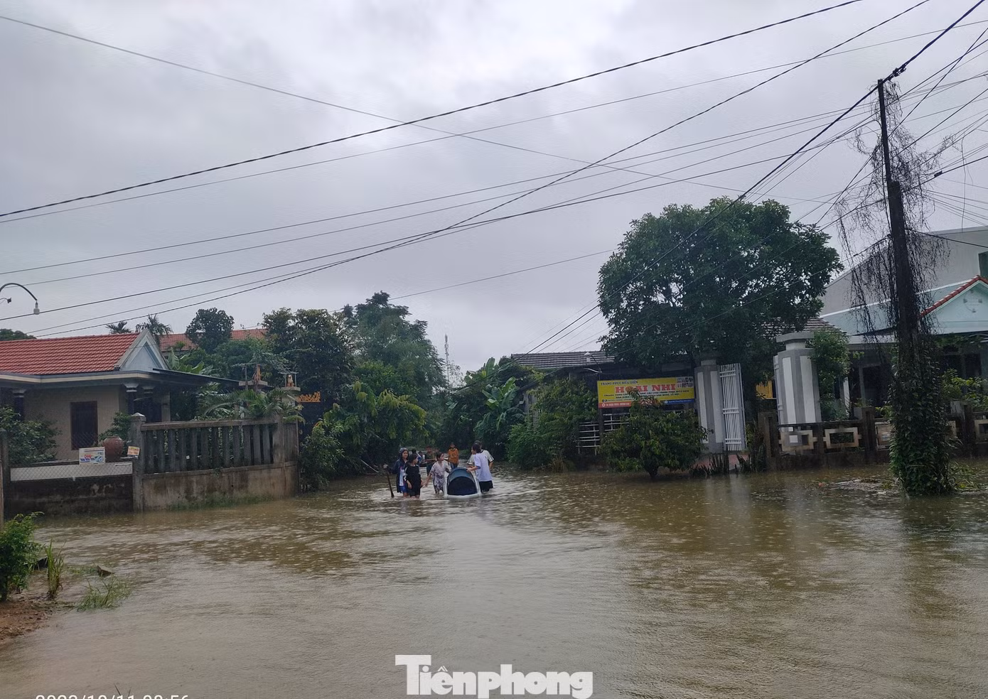 Đường biến thành sông do ngập lụt vào sáng 11/10.