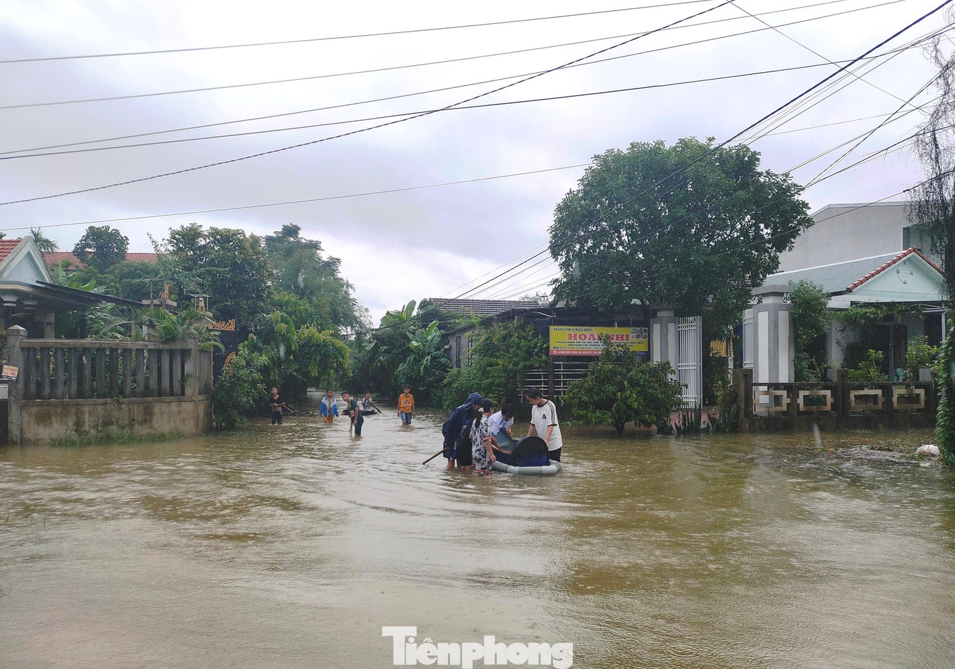 Người dân sử dụng ghe di chuyển trên đường phố của phường Hương Văn, thị xã Hương Trà. Người dân sử dụng ghe di chuyển trên đường phố của phường Hương Văn, thị xã Hương Trà.