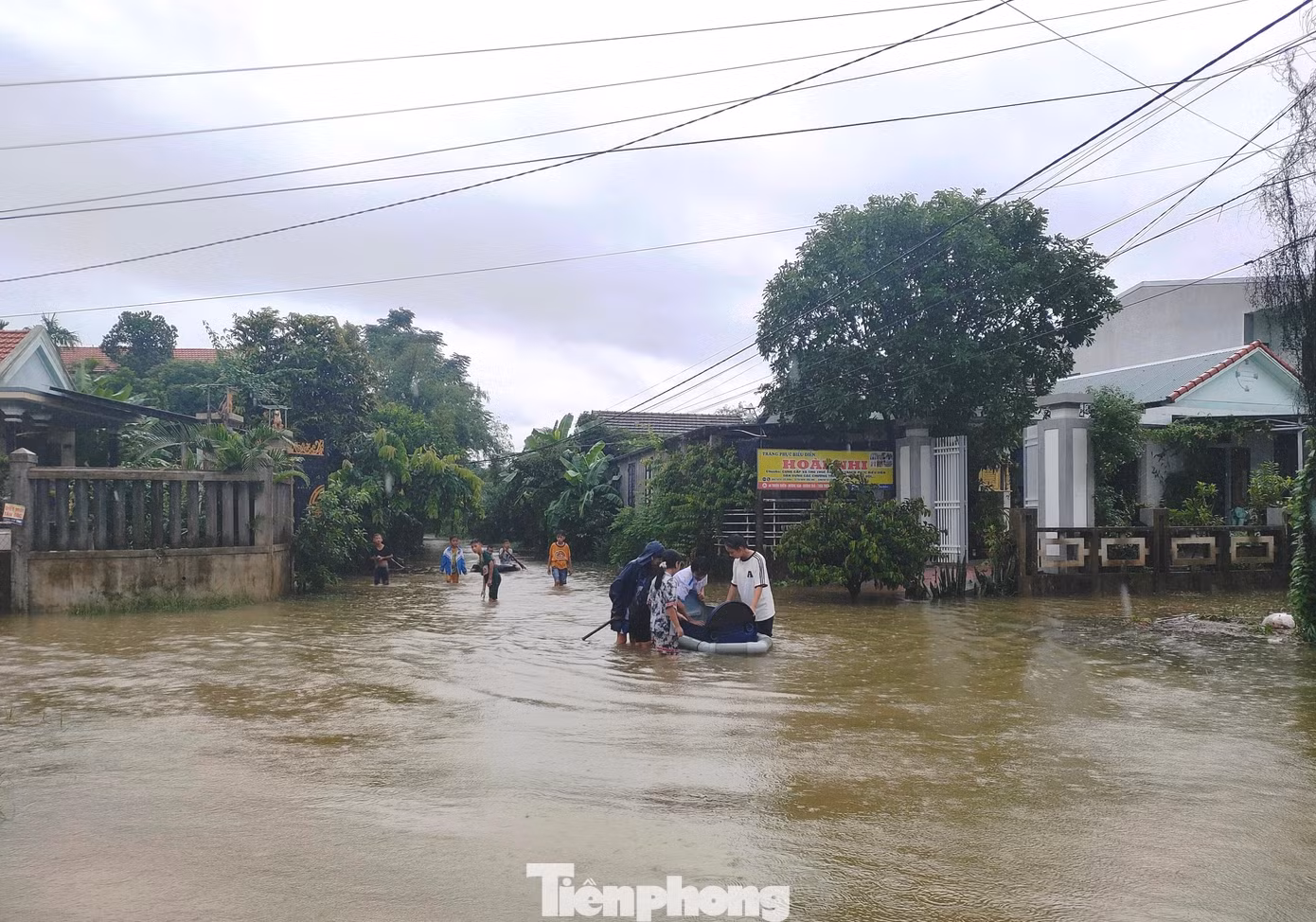 Người dân sử dụng ghe di chuyển trên đường phố của phường Hương Văn, thị xã Hương Trà.