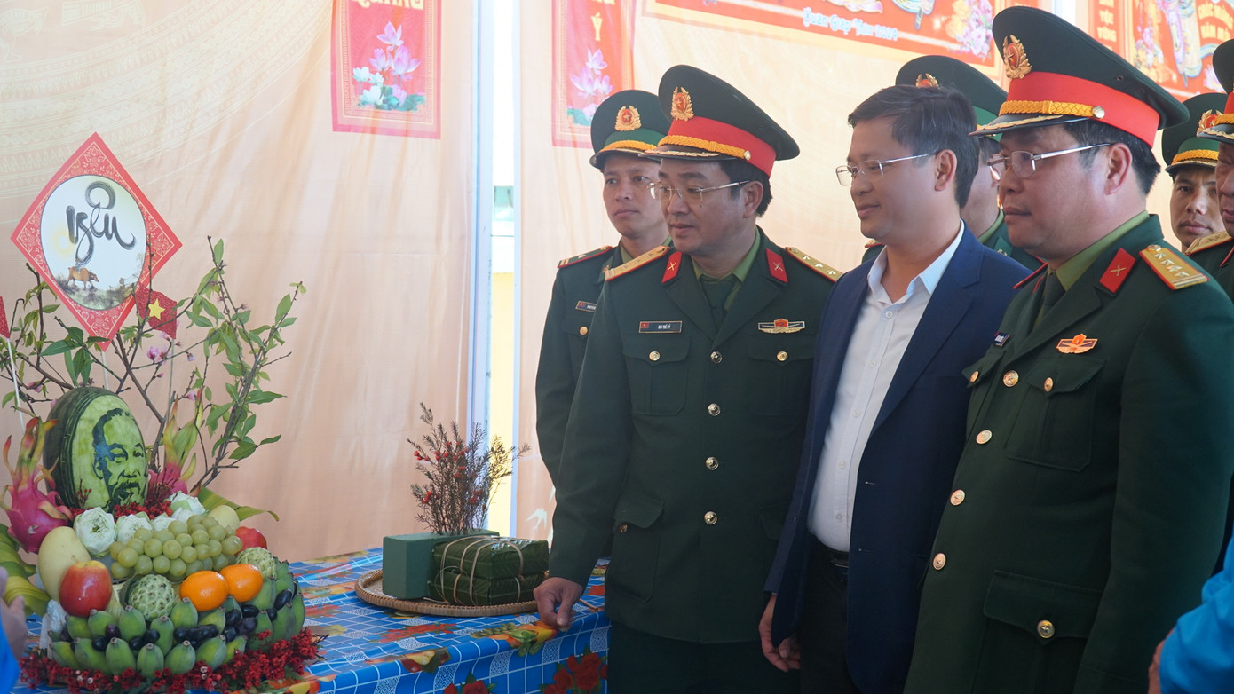 Tham quan gian trưng bày mâm ngũ quả, bánh Tết. Tham quan gian trưng bày mâm ngũ quả, bánh Tết.