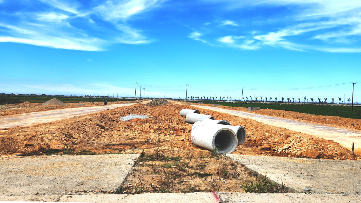 Tuy nhiên, với khối lượng công việc còn tồn đọng rất lớn trên công trường dự án đường Chợ Mai - Tân Mỹ, cũng như thái độ thi công dửng dưng, đối phó, ì ạch của các nhà thầu, bất chấp chỉ đạo đẩy nhanh tiến độ từ lãnh đạo tỉnh TT-Huế; cùng với quỹ thời gian còn lại chỉ chưa đầy 20 ngày, việc cán đích hoàn thành công trình vào cuối tháng 7 này là khó khả thi.