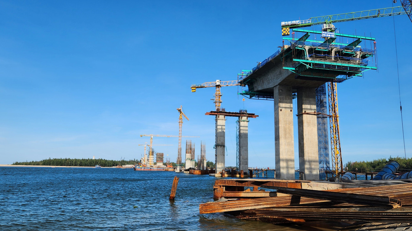 Công trình quan trọng bậc nhất của dự án này là cây cầu vượt cửa biển Thuận An, thành phố Huế.