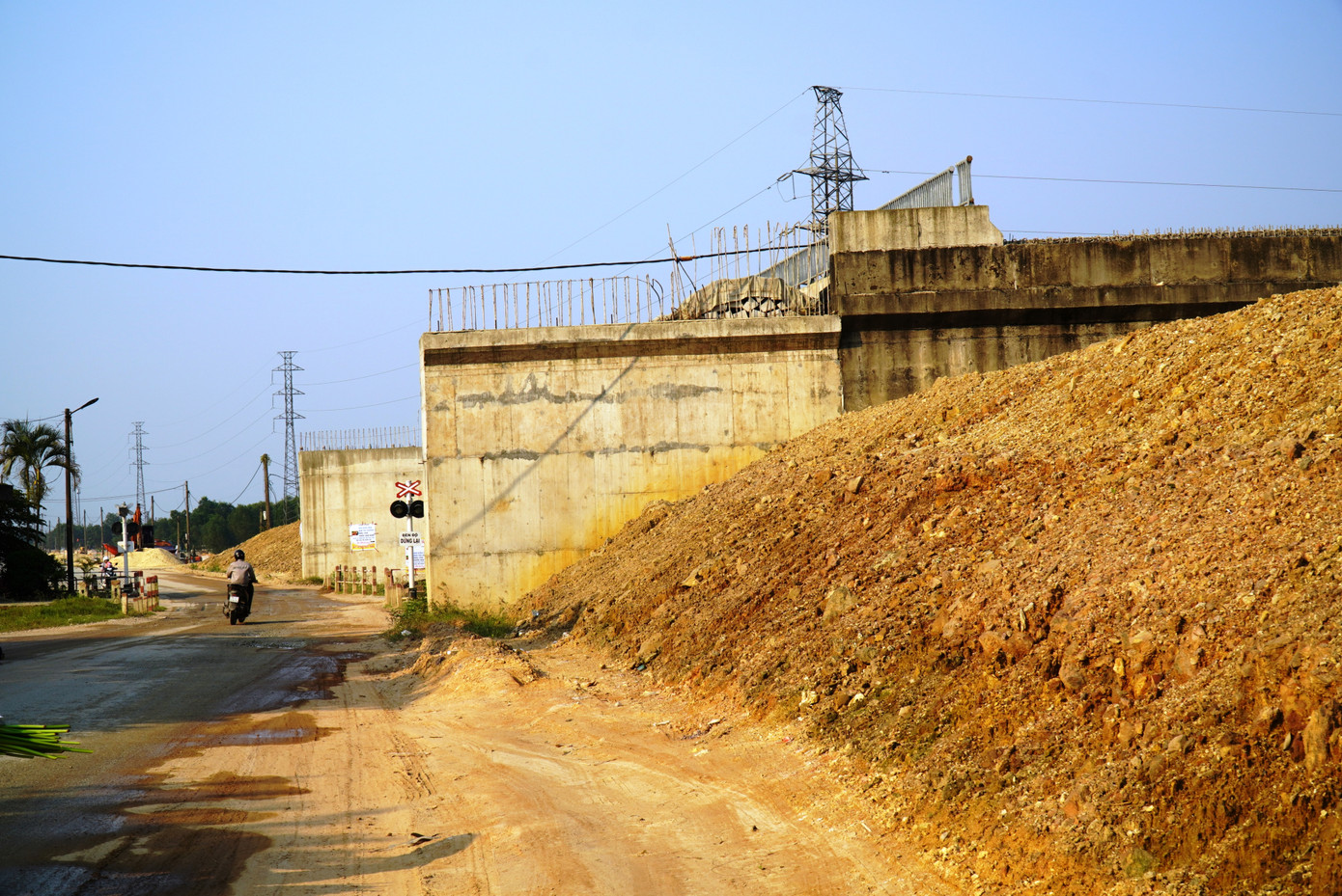 Theo Ban Quản lý Dự án (BQLDA) Đầu tư Xây dựng Công trình Giao thông tỉnh TT-Huế (chủ đầu tư), nguyên nhân công trình chậm tiến độ, kéo dài qua hơn 10 năm là do dự án trước đây được bố trí nguồn vốn từ Chương trình xây dựng các tuyến đường CHCN của Trung ương. Tuy nhiên, sau khi Chính phủ có nghị quyết siết chặt đầu tư công, dự án này nằm trong diện phải tạm hoãn, tạm dừng.