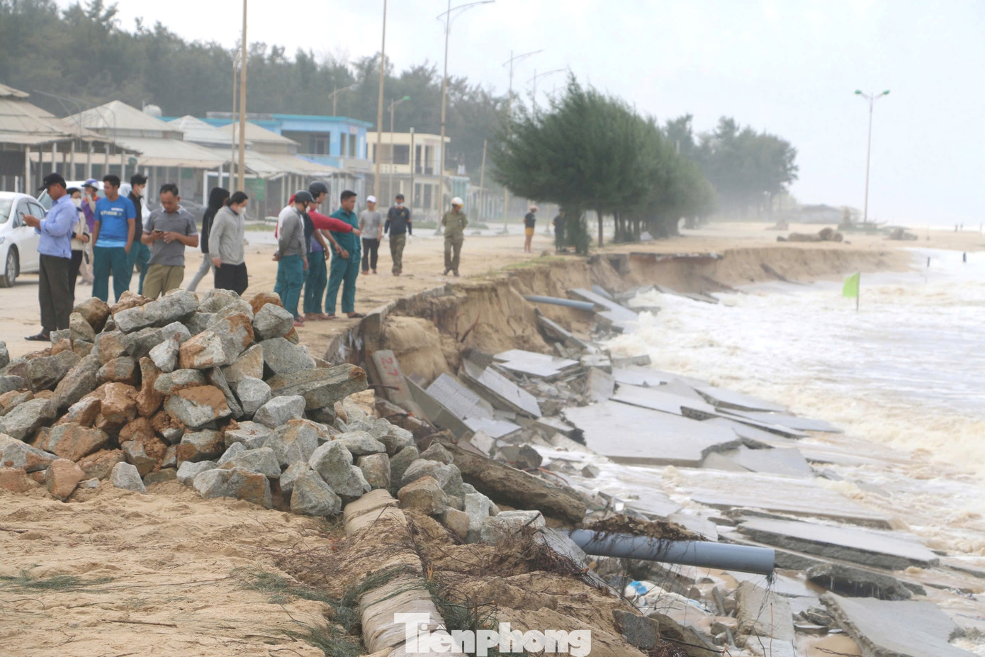 Tuyến bờ biển giáp ranh giữa xã Phú Thuận (huyện Phú Vang) và phường Thuận An (TP. Huế) từ nhiều năm nay là một trong những khu vực xung yếu của tỉnh TT-Huế thường xuyên xảy ra sạt lở gây mất đất, trôi nhà, ảnh hưởng hạ tầng giao thông, cơ sở vật chất bãi tắm, điểm du lịch.