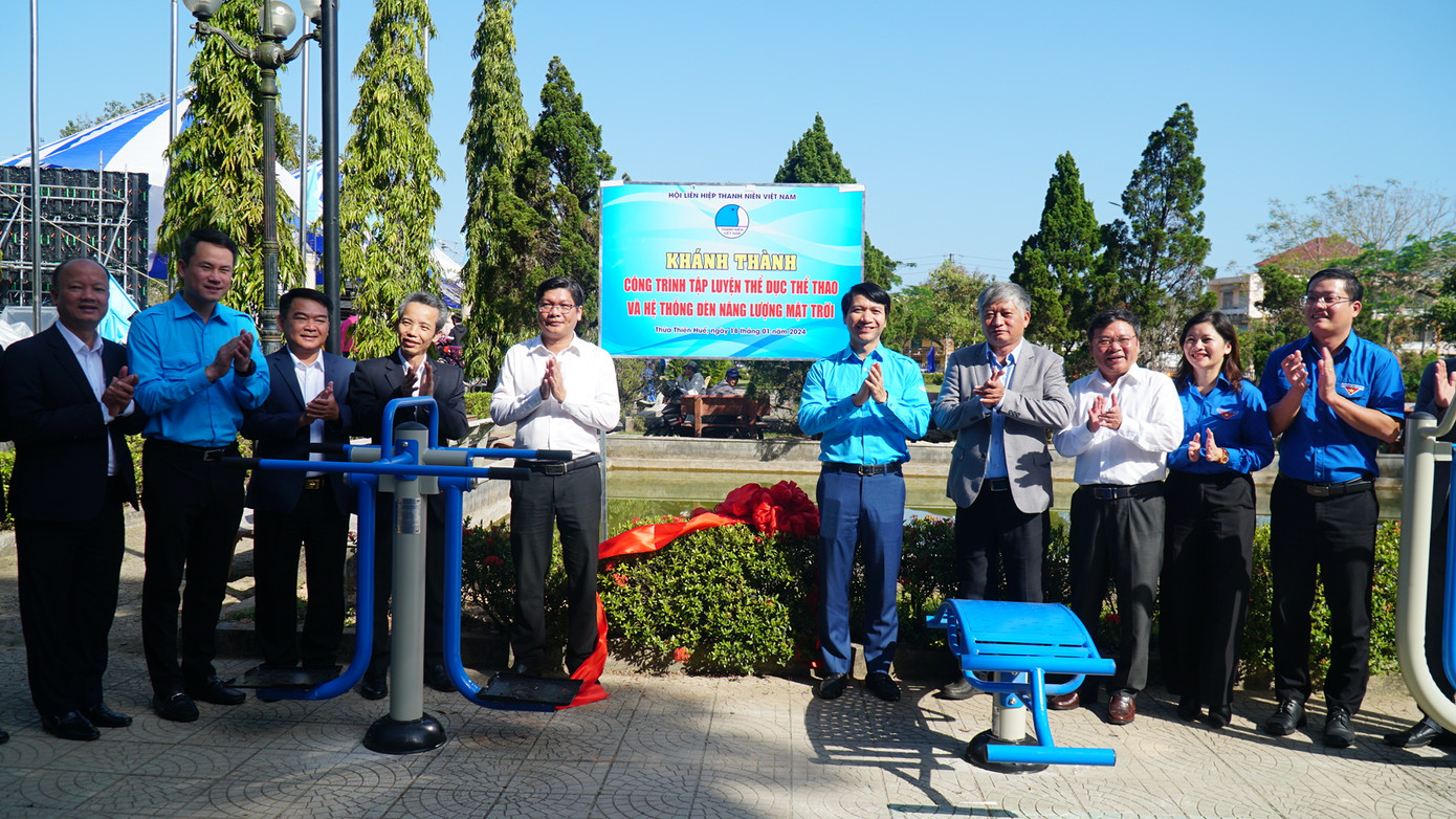 Trao tặng dụng cụ tập luyện thể dục thể thao và hệ thống đèn năng lượng mặt trời tại Công viên Đại tướng Nguyễn Chí Thanh.