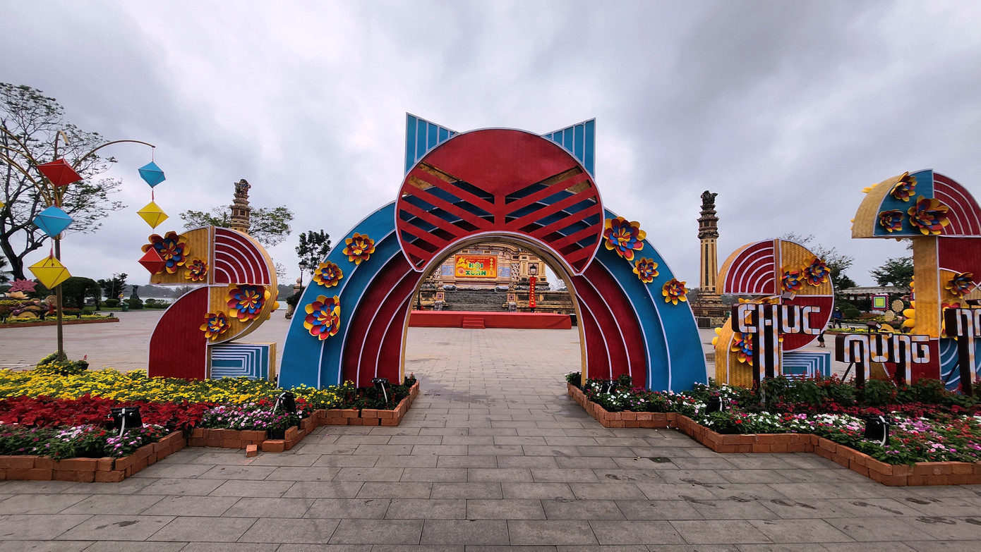 Hình tượng mèo mô phỏng mèo máy Doreamon ngộ nghĩnh cạnh đường Lê Lợi, đối diện cổng Trường THPT Quốc học Huế. Hình tượng mèo mô phỏng mèo máy Doreamon ngộ nghĩnh cạnh đường Lê Lợi, đối diện cổng Trường THPT Quốc học Huế.