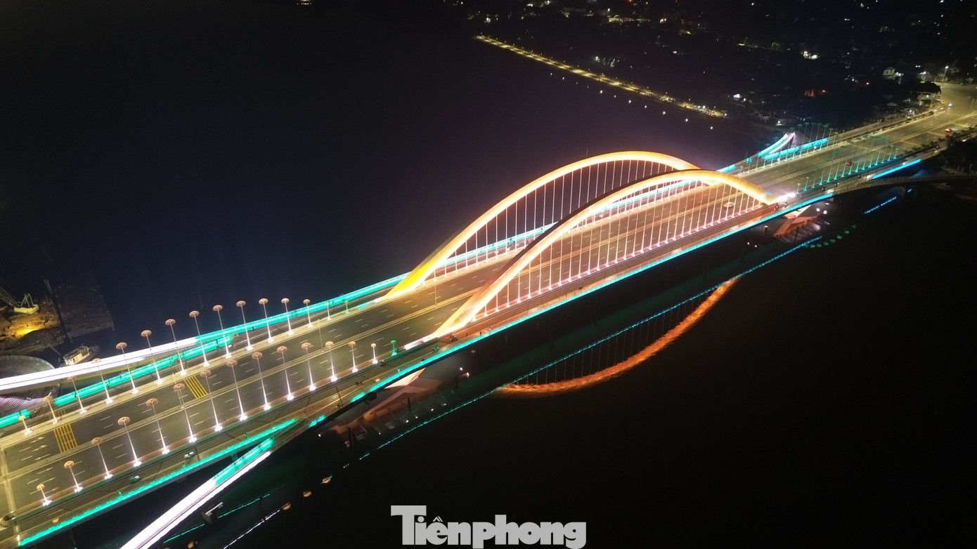 Ban ngày, cầu Nguyễn Hoàng nổi bật với thiết kế hiện đại giữa không gian xanh mát của sông Hương. Đêm về, cây cầu thực sự hóa thân thành một tác phẩm nghệ thuật ánh sáng.