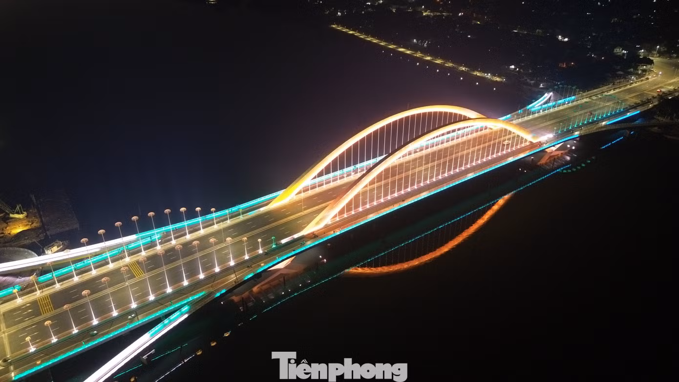 Ban ngày, cầu Nguyễn Hoàng nổi bật với thiết kế hiện đại giữa không gian xanh mát của sông Hương. Đêm về, cây cầu thực sự hóa thân thành một tác phẩm nghệ thuật ánh sáng. Ban ngày, cầu Nguyễn Hoàng nổi bật với thiết kế hiện đại giữa không gian xanh mát của sông Hương. Đêm về, cây cầu thực sự hóa thân thành một tác phẩm nghệ thuật ánh sáng.
