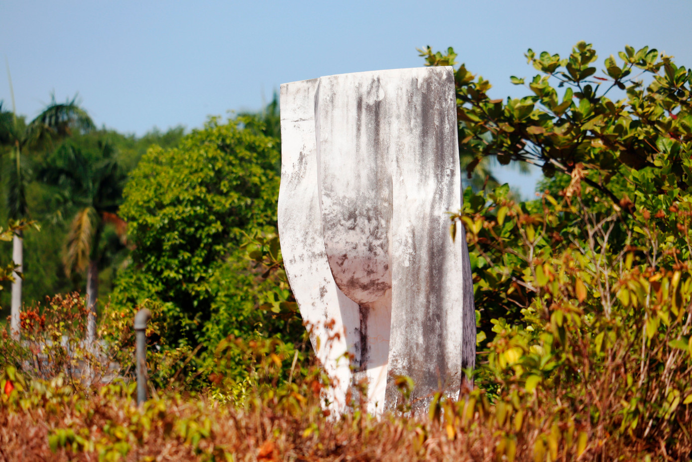 Đây là khoản tiền không nhỏ vào thời điểm cách đây 17 năm để tổ chức trại sáng tác, nhưng những tác phẩm được sáng tạo từ tâm huyết của nhiều nghệ sĩ lại bị đối xử như một sự ghẻ lạnh, ruồng bỏ theo thời gian.