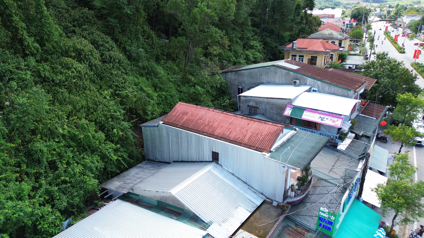 Những ngôi nhà dân nằm ngay dưới chân ngọn đồi thuộc khu vực có nguy cơ cao sạt lở.