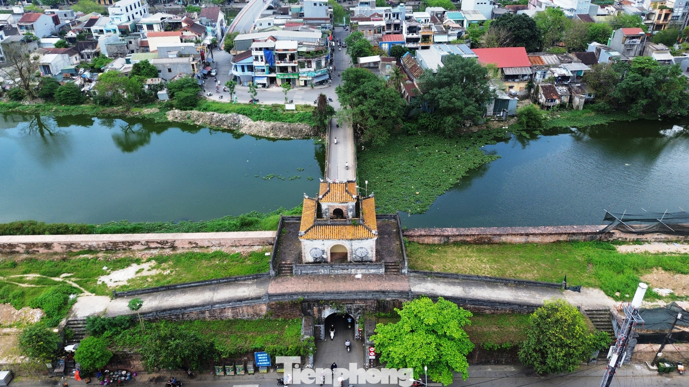 Các cổng thành cổ dẫn vào Kinh thành Huế như là những chứng nhân cho bao thăng trầm lịch sử của vùng đất di sản này.