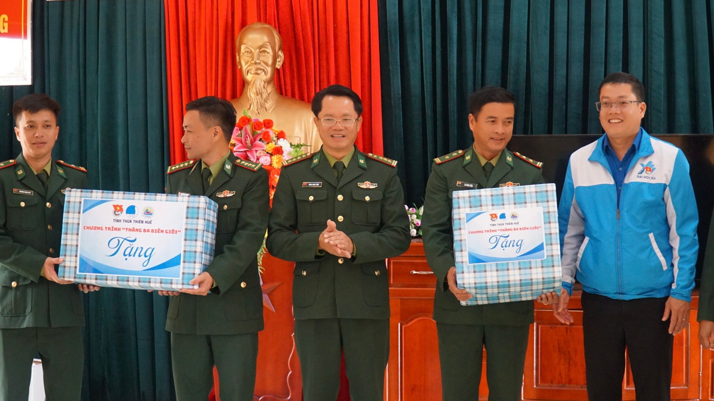 Thăm, tặng quà cho lực lượng Biên phòng tại huyện biên giới A Lưới.