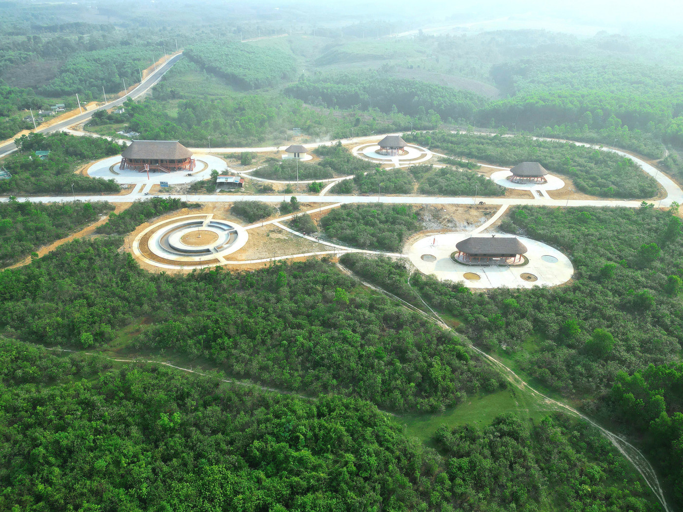 Vị trí tọa lạc của Làng văn hóa nằm giữa khu bảo tồn sim rừng thuộc xã Hồng Thượng, huyện A Lưới, tỉnh Thừa Thiên-Huế. Vị trí tọa lạc của Làng văn hóa nằm giữa khu bảo tồn sim rừng thuộc xã Hồng Thượng, huyện A Lưới, tỉnh Thừa Thiên-Huế.