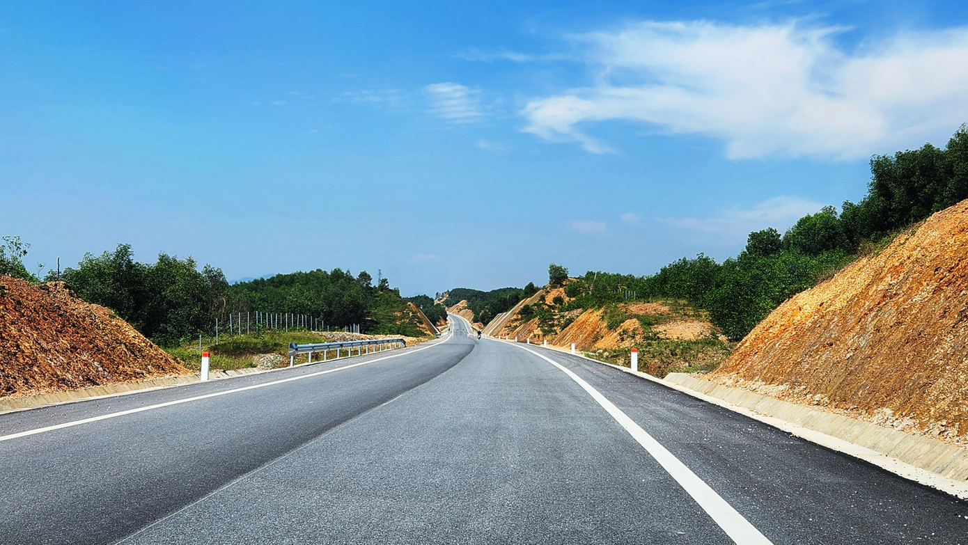 Dự án thành phần đầu tư xây dựng Cam Lộ - La Sơn thuộc Dự án xây dựng một số đoạn đường bộ cao tốc trên tuyến Bắc - Nam phía Đông qua tỉnh Quảng Trị và TT-Huế khởi công ngày 16/9/2019. Công trình dự án triển khai trên chiều dài 98,3km, với 11 gói thầu xây lắp. Trong đó, chiều dài đoạn qua Quảng Trị là 37,3km; đoạn qua Thừa Thiên Huế 61km. Tổng mức đầu tư dự án là hơn 7.600 tỷ đồng, trong đó giá trị xây lắp là 5.712 tỷ đồng.