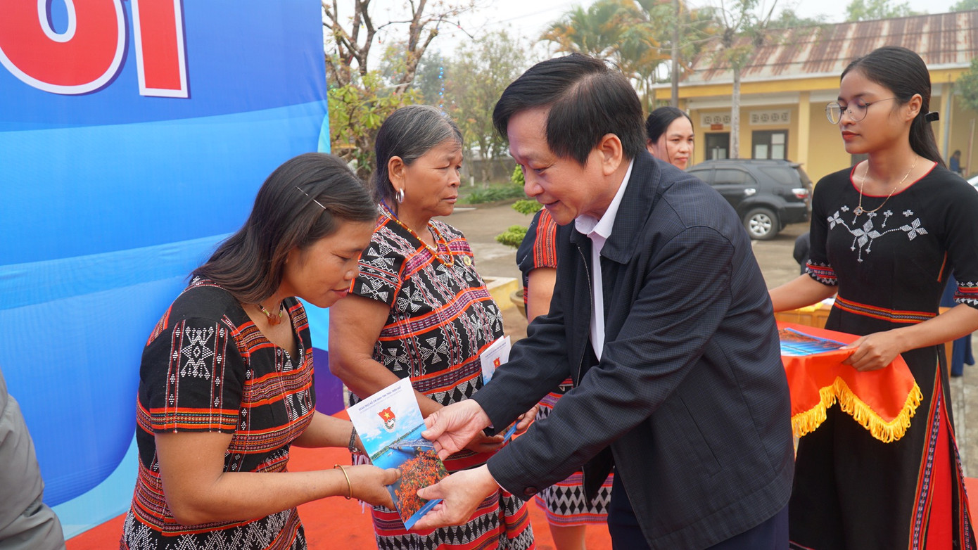 Tặng quà cho đồng bào vùng dân tộc thiểu số huyện A Lưới.