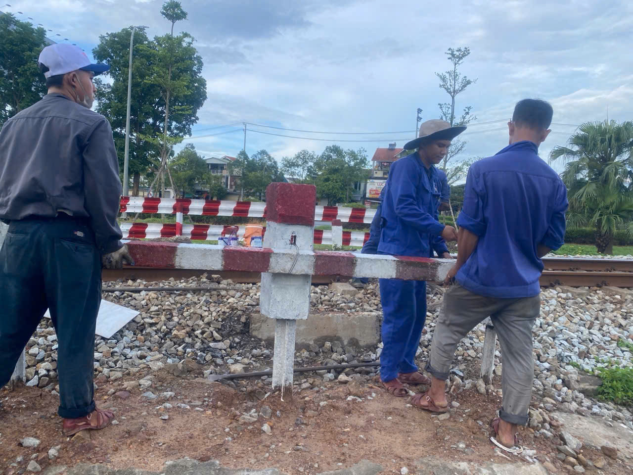 Ông Lê Nguyễn Huy - Phó phòng Kỹ thuật an toàn Công ty CP Đường sắt Bình Trị Thiên - cho biết trước khi tổ chức đóng các lối đi này, đơn vị đã phối hợp địa phương kiểm tra thực địa, lấy ý kiến cộng đồng dân cư để đảm bảo tính khả thi và đồng thuận. Những lối đi tự mở không cần công trình phụ trợ được ưu tiên xử lý trước.