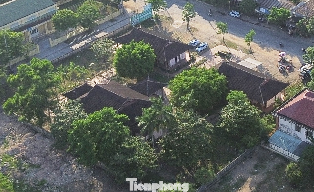 Người dân phường Phường Đúc từng kiến nghị có phương án sử dụng hợp lý khu đất trung tâm, nhằm ngăn ngừa tệ nạn xã hội, chấm dứt tình cảnh điểm giới thiệu tinh hoa làng nghề xứ Huế trở thành… trại nuôi bò, gây lãng phí đầu tư. Lãnh đạo UBND quận Thuận Hóa cho biết hiện khu đất Trung tâm giới thiệu sản phẩm làng nghề do Trung tâm Phát triển Quỹ đất quận quản lý và sẽ được đưa ra đấu giá trong thời gian tới.