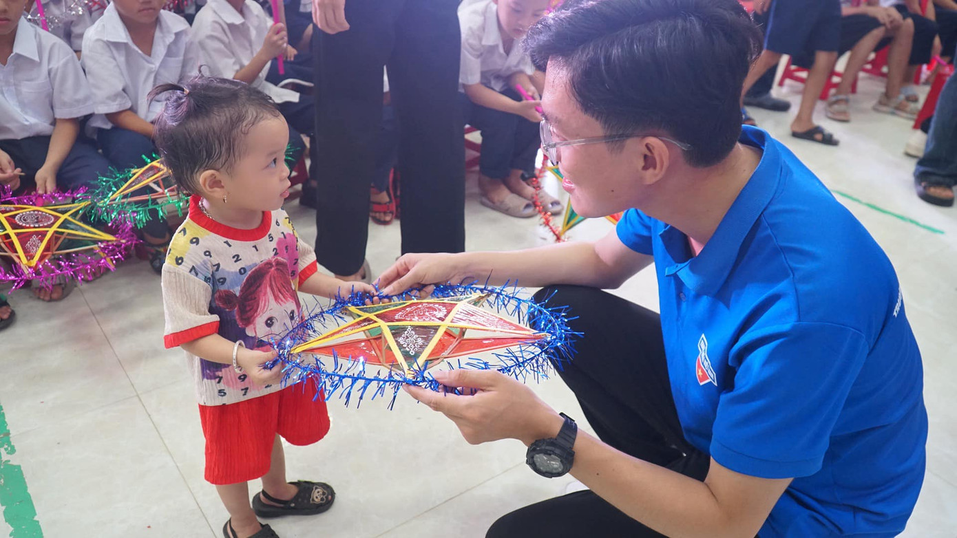 Tặng đèn ông sao cho một em nhỏ.