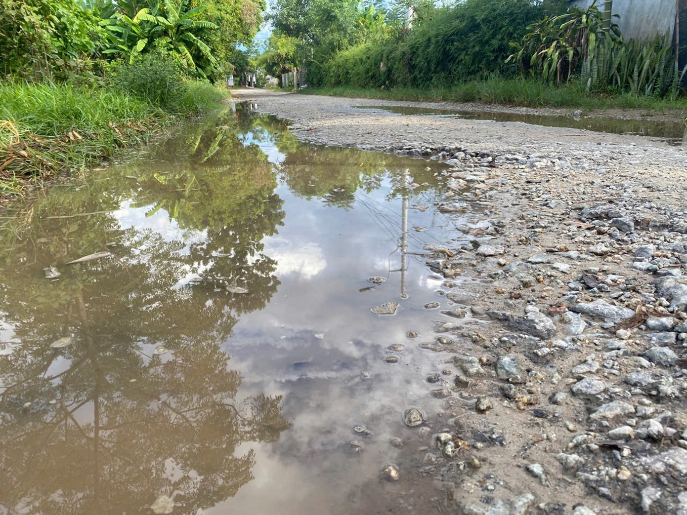 Nhiều ổ gà có kích thước từ 0,5 đến 1 mét xuất hiện liên tiếp "ôm" gần trọn mặt đường tỉnh lộ. Mỗi lần có mưa lớn, nước ngập đã che hết ổ gà, hố sâu chìm khuất bên dưới. Đây là những chiếc bẫy gây mất an toàn giao thông, khiến người dân hết sức lo lắng.