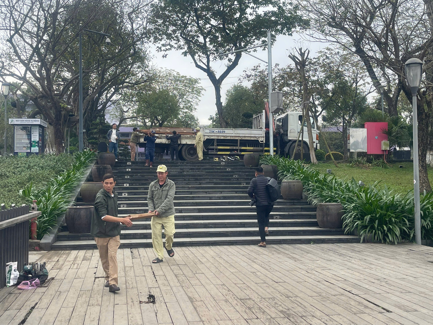 Tập kết vật liệu dự phòng để thay thế mặt lát sàn cầu gỗ lim.