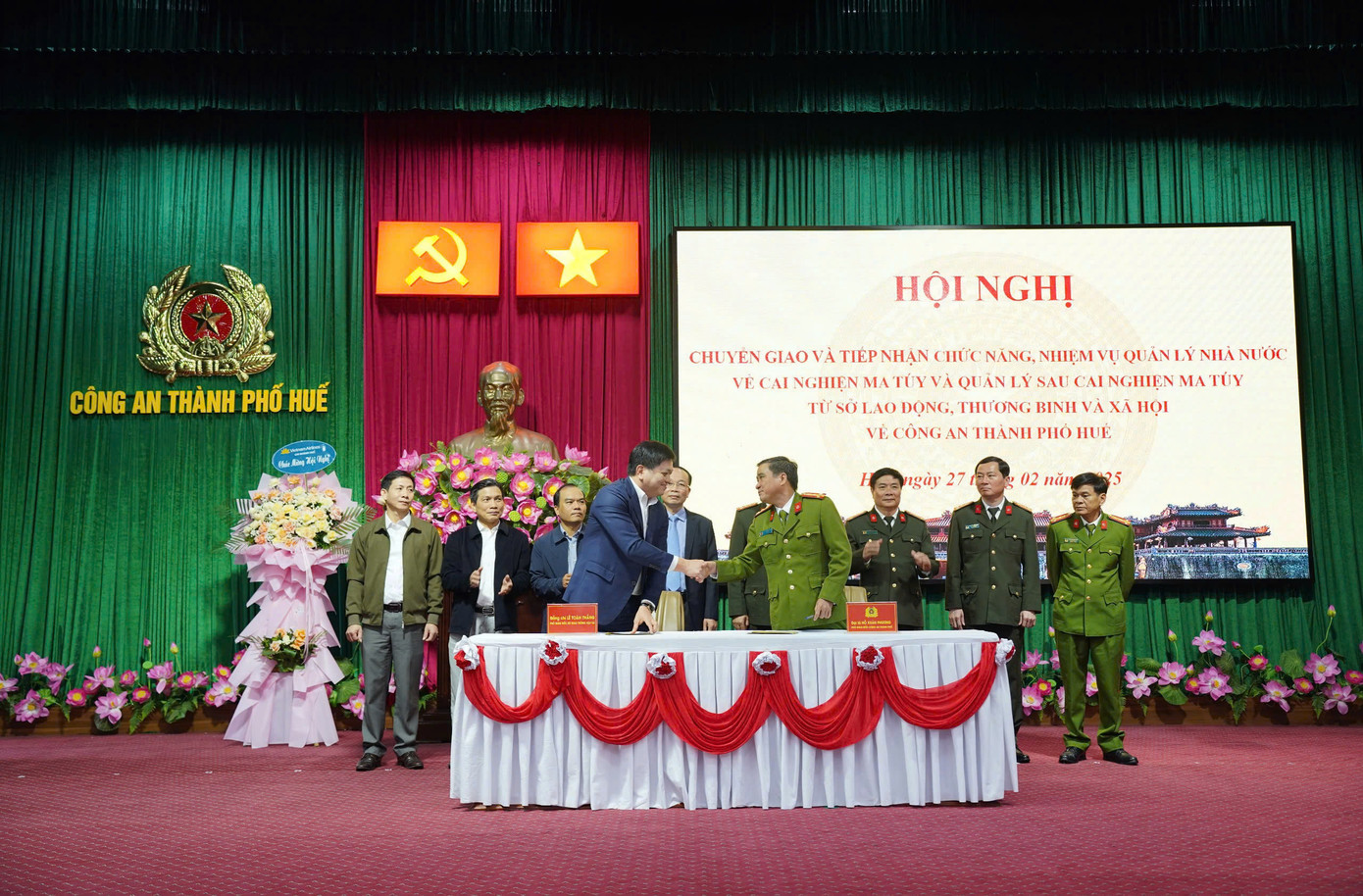 Ký kết biên bản tiếp nhận, bàn giao các nhiệm vụ quản lý nhà nước từ các sở, ngành về Công an TP Huế.