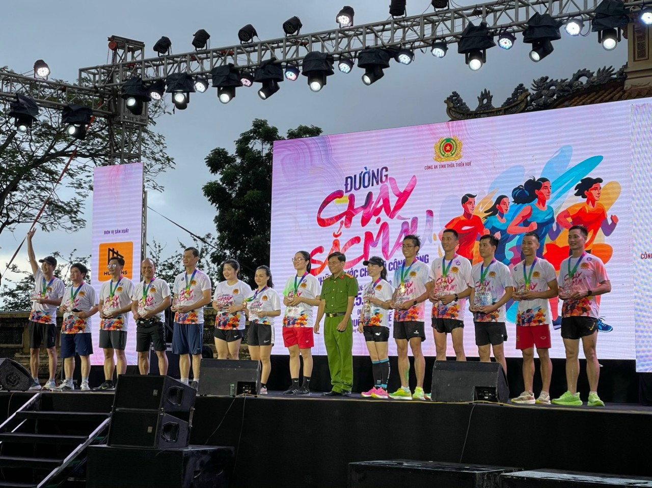 Trong khuôn khổ chương trình, BTC còn tổ chức tuyên dương 10 mô hình dân vận khéo tiêu biểu; trao 70 phần quà (trị giá 70 triệu đồng) cho 70 em học sinh có hoàn cảnh khó khăn trên địa bàn toàn tỉnh.