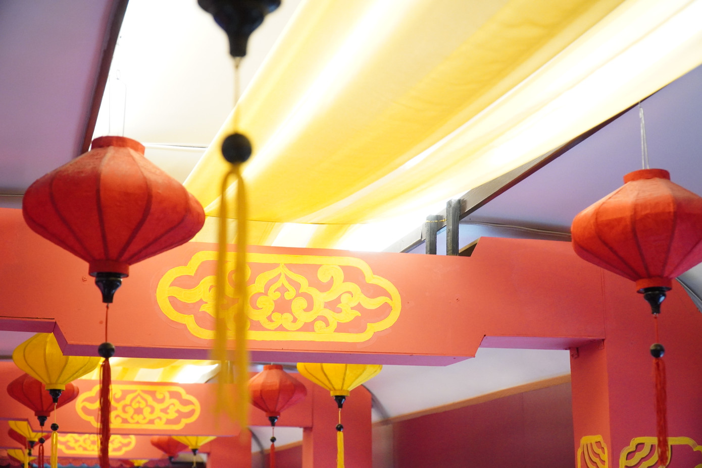 Trang trí trên khoang tàu đậm chất cung đình Huế.