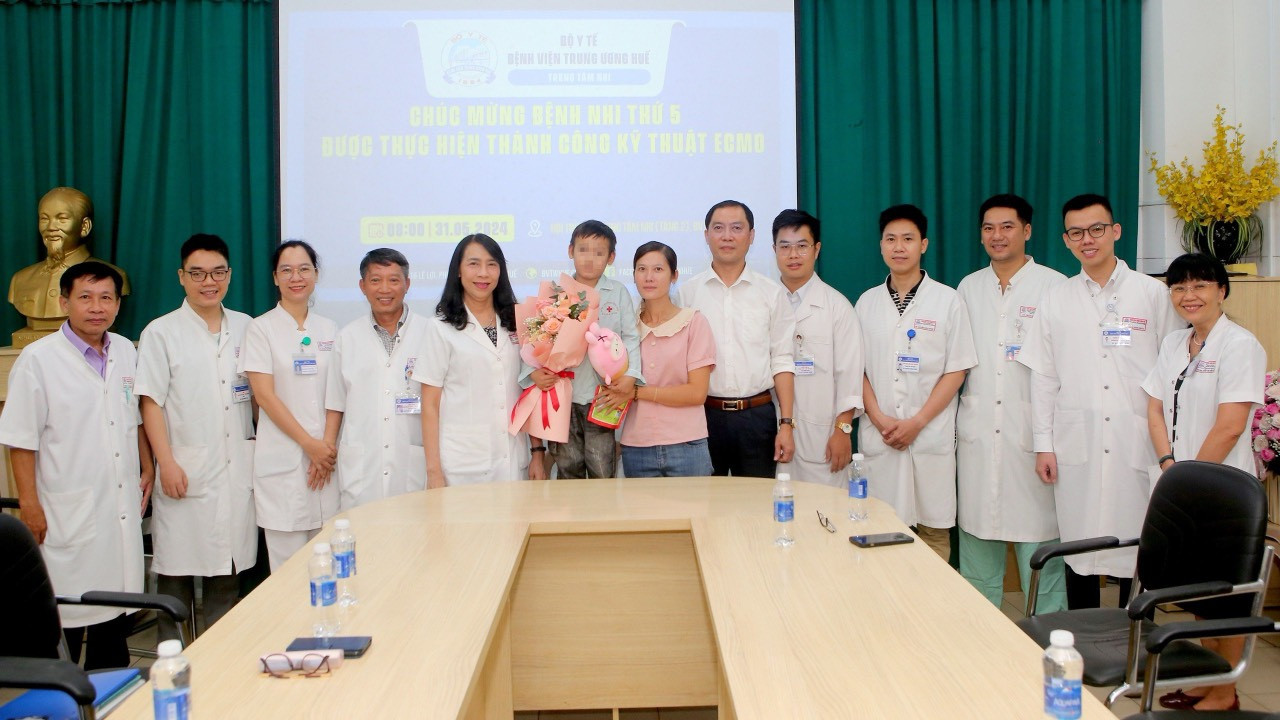 Bệnh nhi từng bị bệnh tật đe dọa tính mạng đã được cứu sống trong niềm vui của người nhà và nhiều y, bác sĩ Bệnh viện Trung ương Huế. Bệnh nhi từng bị bệnh tật đe dọa tính mạng đã được cứu sống trong niềm vui của người nhà và nhiều y, bác sĩ Bệnh viện Trung ương Huế.