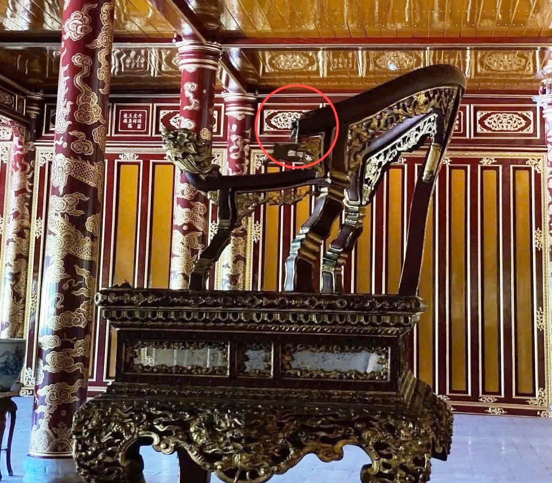 Chiếc ngai vua bị bẻ gãy phần tựa tay bên trái cần phải được đánh giá, nghiên cứu, phục hồi.