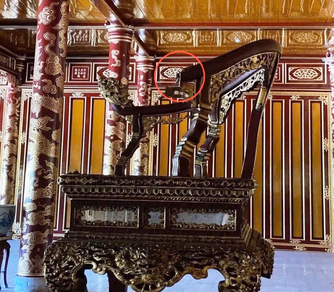 Chiếc ngai vua bị bẻ gãy phần tựa tay bên trái cần phải được đánh giá, nghiên cứu, phục hồi. Chiếc ngai vua bị bẻ gãy phần tựa tay bên trái cần phải được đánh giá, nghiên cứu, phục hồi.
