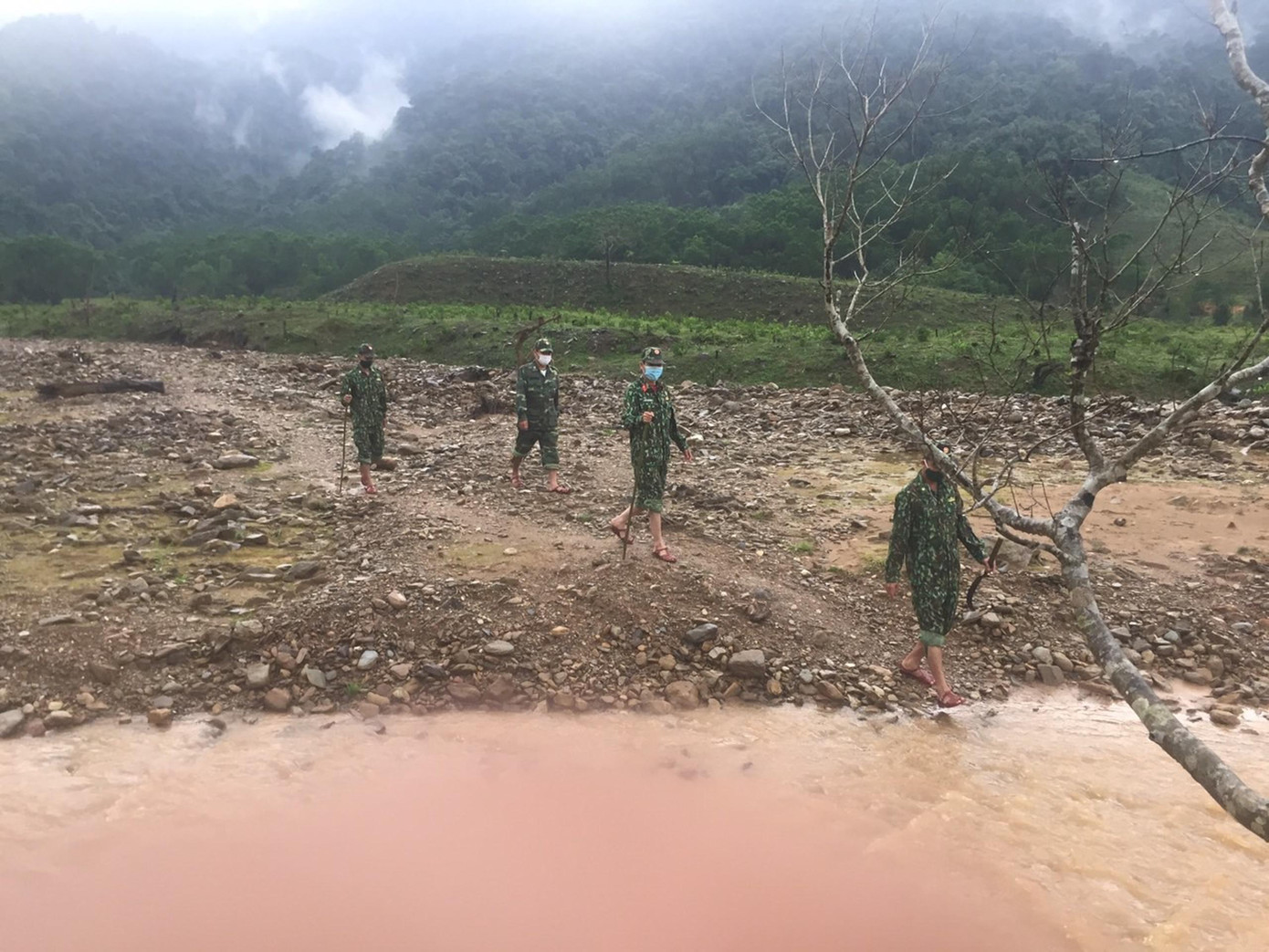 Vùng biên giới giáp với nước bạn Lào tại huyện vùng cao A Lưới, TT-Huế, mùa này thời tiết vô cùng khắc nghiệt, với nắng nóng, cùng với mưa rừng, giông lốc thường xuyên giữa vùng địa hình hiểm trở.