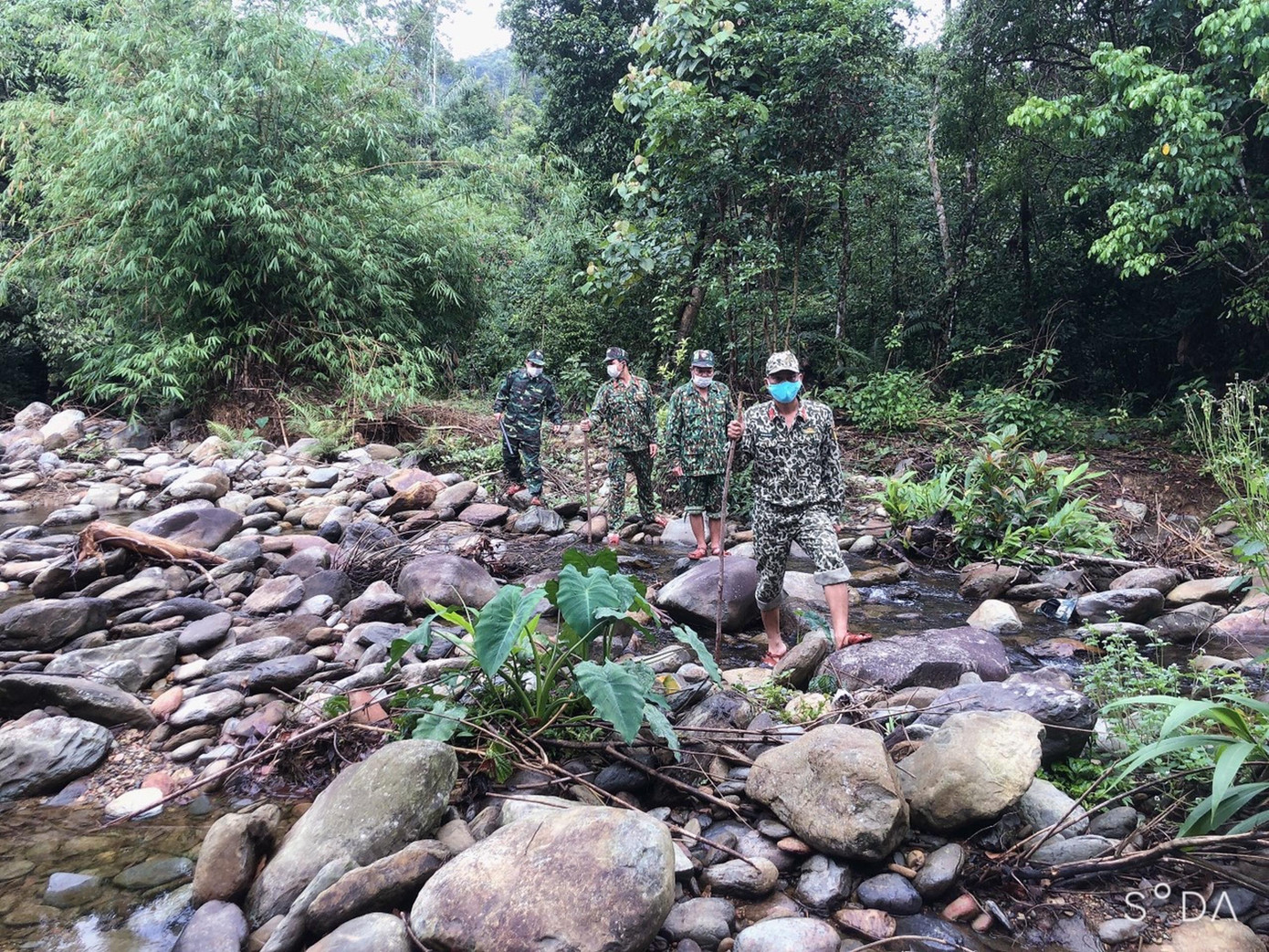 Không quản khó khăn, gian khổ, các cán bộ, chiến sĩ thuộc Bộ Chỉ huy Quân sự tỉnh TT-Huế vẫn đêm ngày làm nhiệm vụ phối hợp Bộ đội Biên phòng trực chốt, tuần tra, thực hiện nhiệm vụ quản lý biên giới, phòng chống dịch bệnh COVID-19.