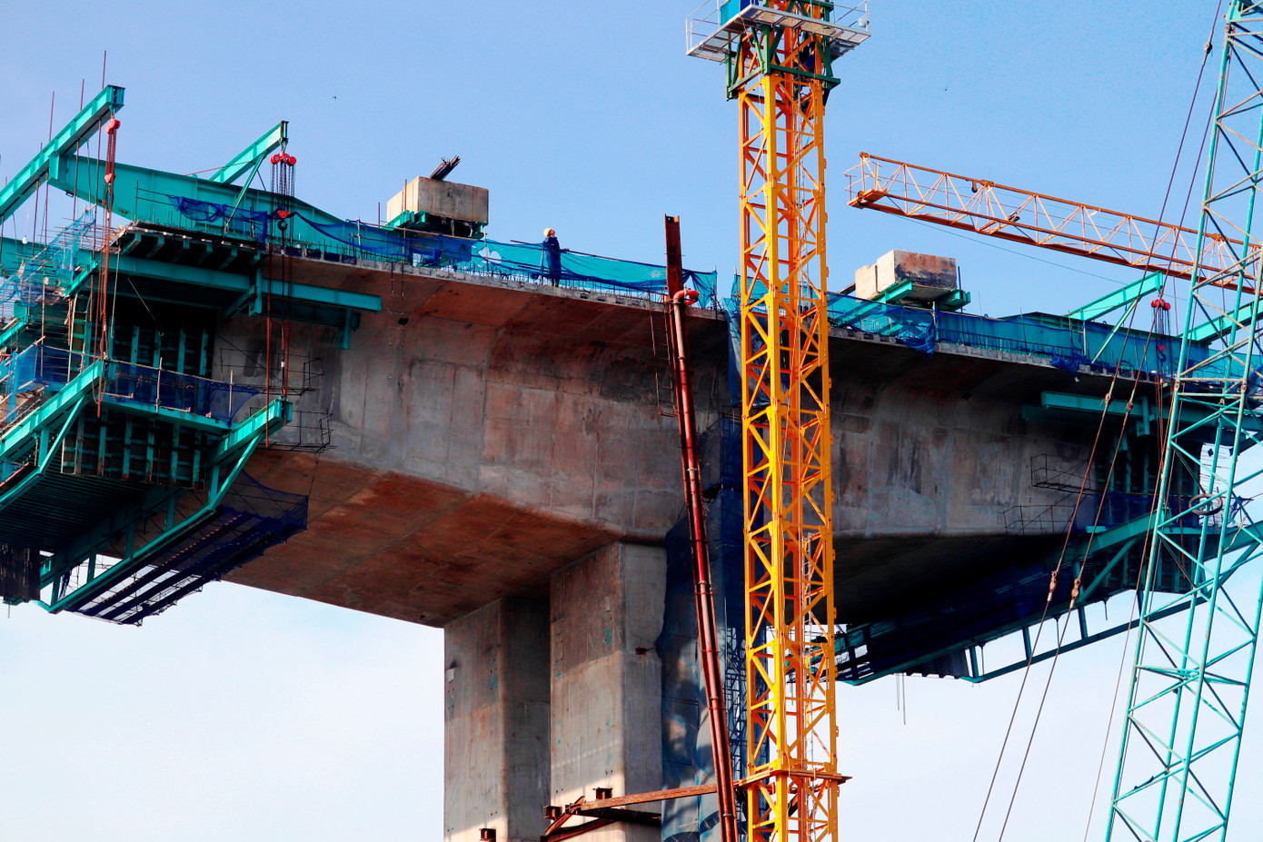 Dự án được thực hiện thi công bởi liên danh nhà thầu Công ty cổ phần Xây dựng Tân Nam - Công ty cổ phần Tập đoàn Đạt Phương - Công ty 479 Hòa Bình.