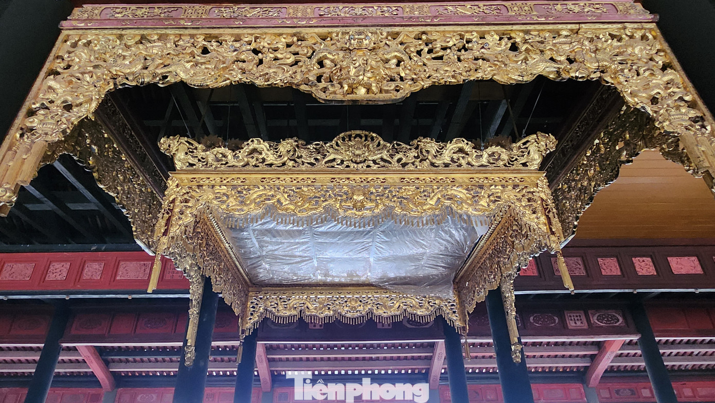 Tạo hình rồng trang trí lọng tán phía trên ngai vàng bên trong điện Thái Hòa.