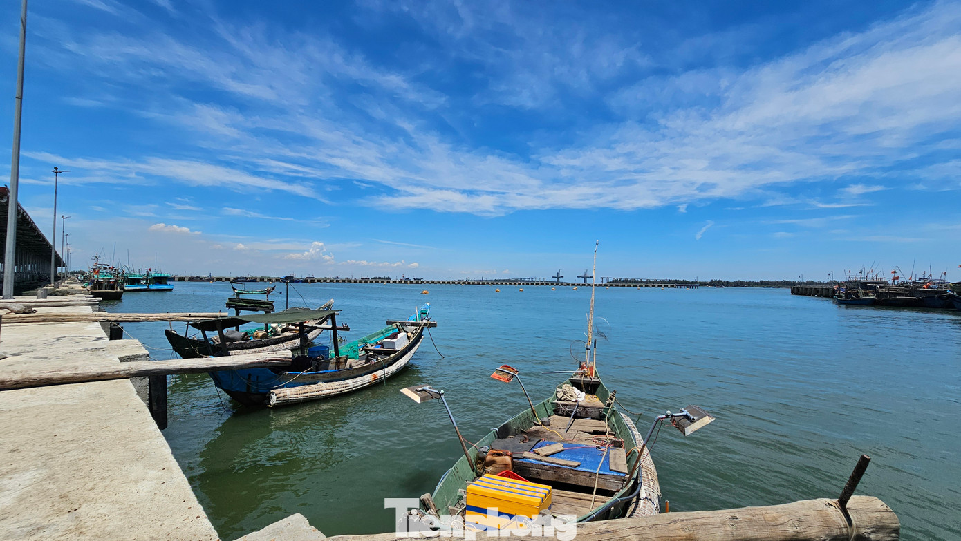 “Quá trình thực hiện dự án trên phạm vi đất, mặt nước của cảng cũ với ranh giới ổn định, chúng tôi không nghĩ là phải làm thủ tục xin cấp quyền sử dụng đất, giao đất để triển khai. Chỉ đến khi làm thủ tục xin công bố mở cảng cá Thuận An, mới phát hiện ra là cần phải có quyết định cấp quyền sử dụng đất, mặt nước, từ đó phải làm bổ sung”, ông Phúc cho hay.