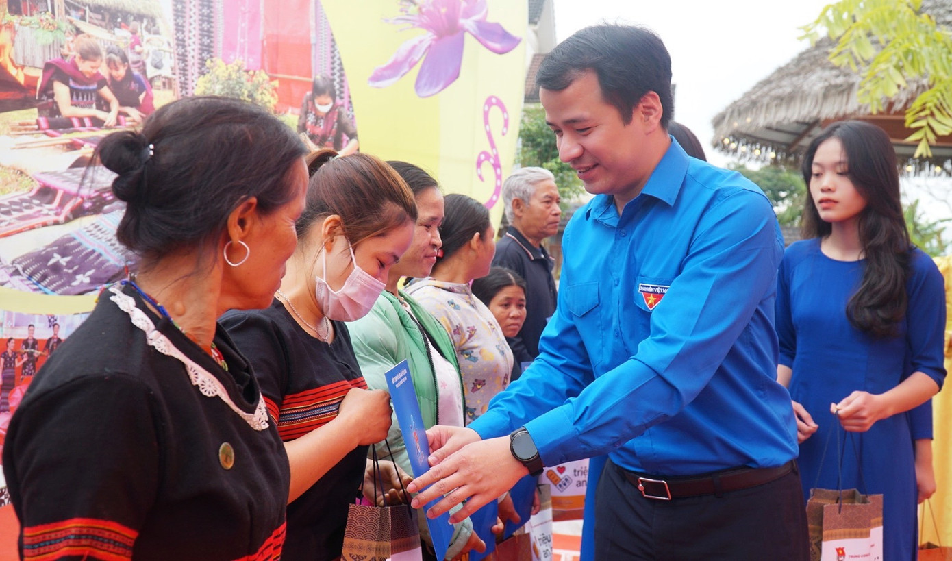 Anh Ngô Văn Cương tặng quà cho người dân miền núi A Lưới.