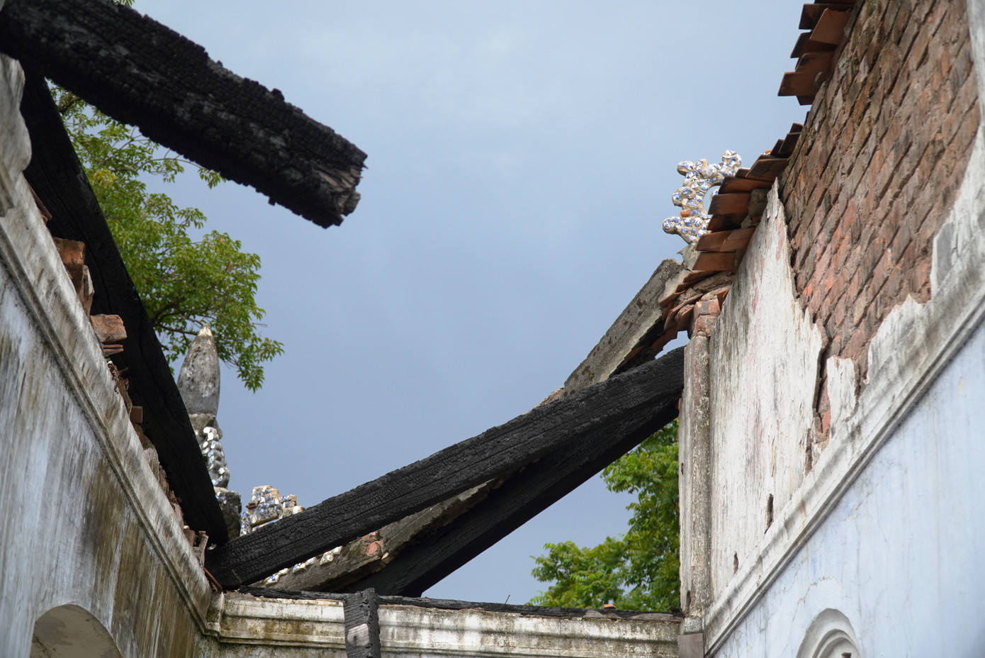 Ông Nguyễn Đức Lộc còn cho biết vào cuối năm 2022, Bảo tàng Lịch sử tỉnh đã lên kế hoạch phối hợp với Đoàn TNCS Hồ Chí Minh Sở Văn hóa Thể thao tỉnh tổ chức dọn dẹp khu vực từng xảy ra cháy, nhưng do được khuyến cáo đây là nơi không đảm bảo an toàn, nên việc này đến nay vẫn chưa thực hiện.