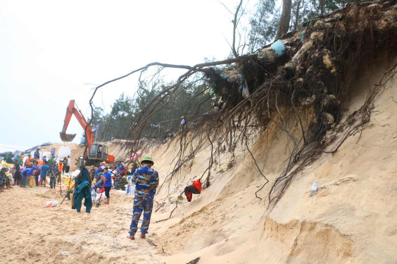 Nhiều nơi, sạt lở ăn sâu vào bên trong cả chục mét. Nhiều nơi, sạt lở ăn sâu vào bên trong cả chục mét.