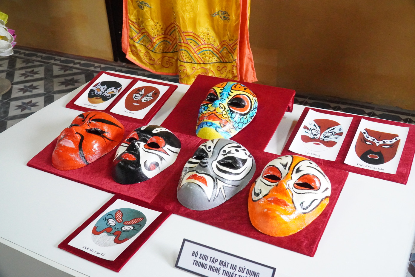 Nơi đây cũng là không gian trưng bày một số hình ảnh, sách báo, tư liệu liên quan đến danh nhân Ưng Bình và thơ, ca, nghệ thuật truyền thống Huế. Nơi đây cũng là không gian trưng bày một số hình ảnh, sách báo, tư liệu liên quan đến danh nhân Ưng Bình và thơ, ca, nghệ thuật truyền thống Huế.