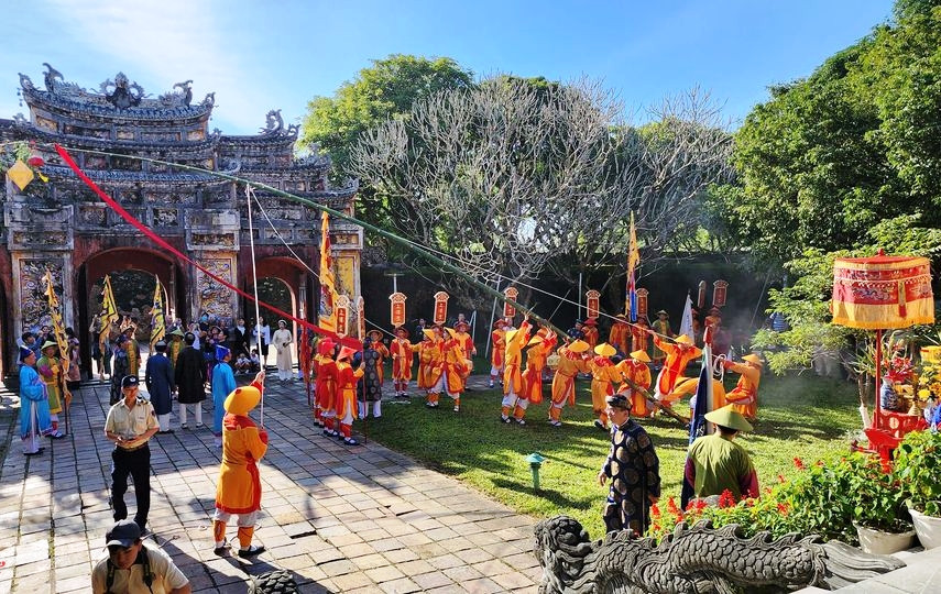 Nghi lễ dựng nêu (thướng tiêu) dịp Tết nguyên đán trong Đại nội Huế.