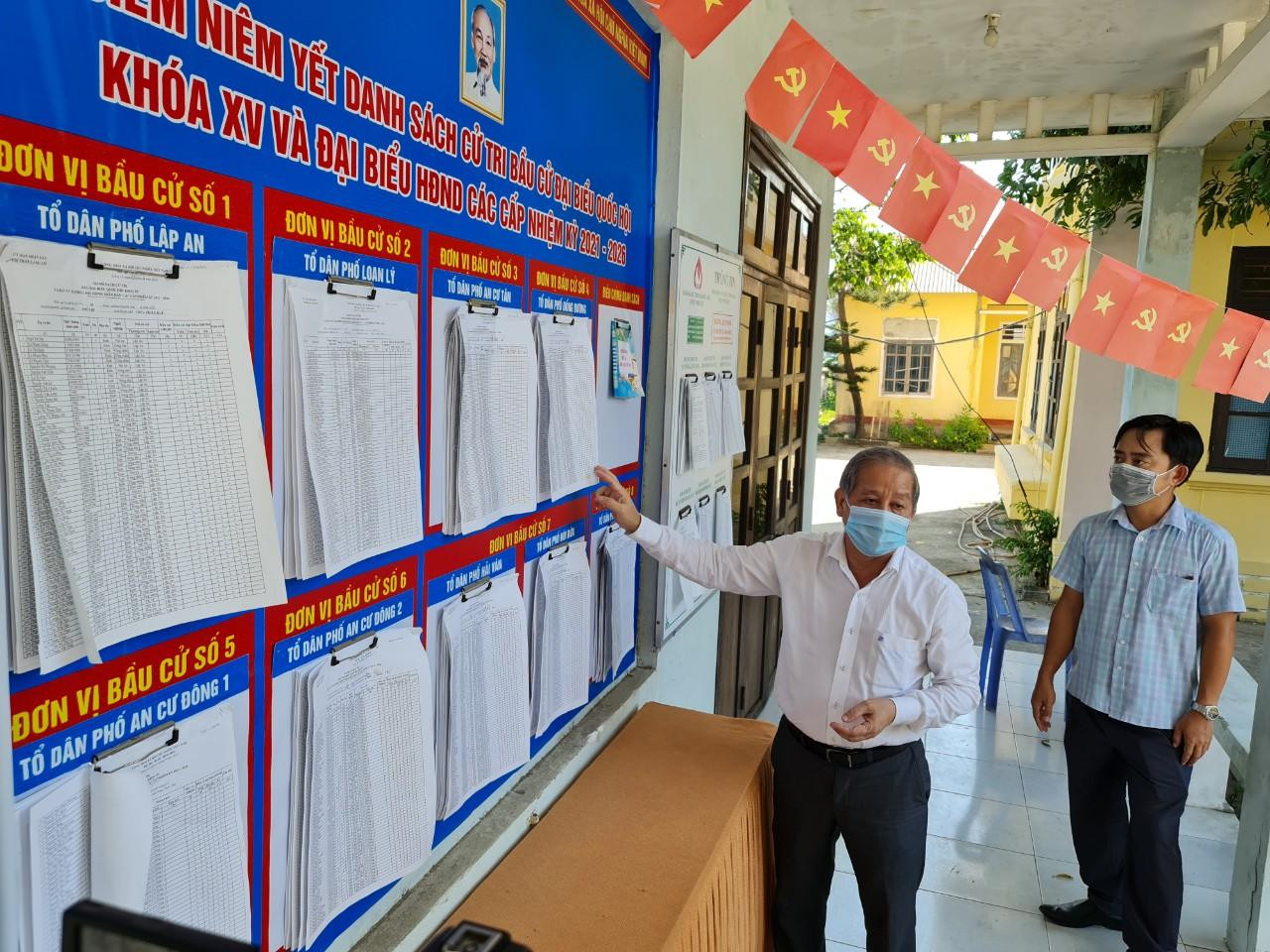 Ông Phan Ngọc Thọ, Chủ tịch UBND tỉnh TT-Huế, kiểm tra công tác bầu cử tại cơ sở.