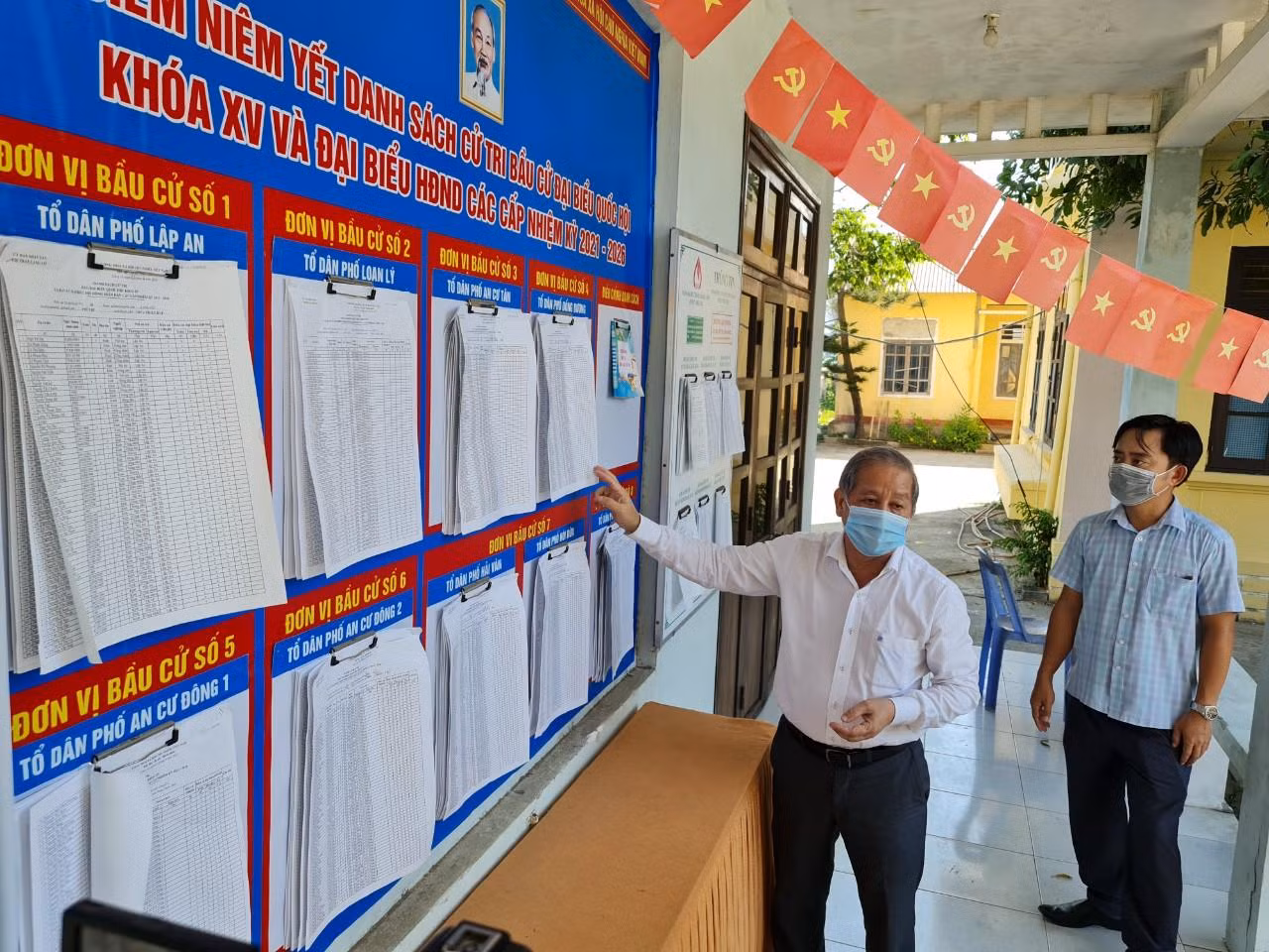 Ông Phan Ngọc Thọ, Chủ tịch UBND tỉnh TT-Huế, kiểm tra công tác bầu cử tại cơ sở.