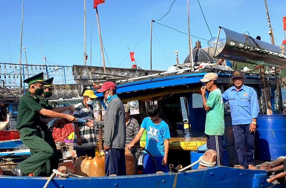 Cán bộ, chiến sĩ Biên phòng TT-Huế tham gia phát khẩu trang, tuyên truyền về bầu cử, yêu cầu người dân tại vùng biển Phú Lộc tích cực tham gia phòng, chống dịch bệnh COVID-19.