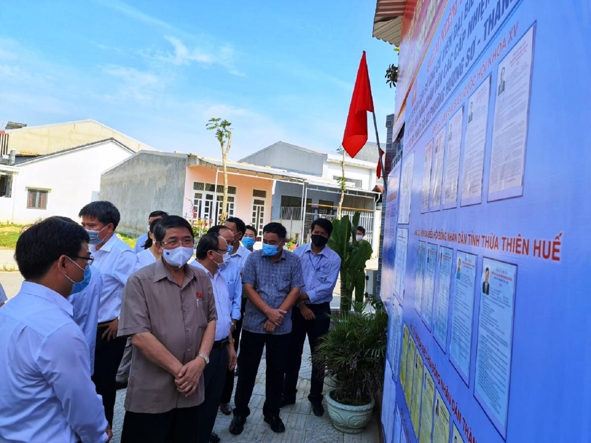Phó Chủ tịch Quốc hội Nguyễn Đức Hải thăm, kiểm tra công tác bầu cử tại Hương Sơ, dành nhiều sự quan tâm đối với cử tri là cư dân Thượng thành Huế di dời về.