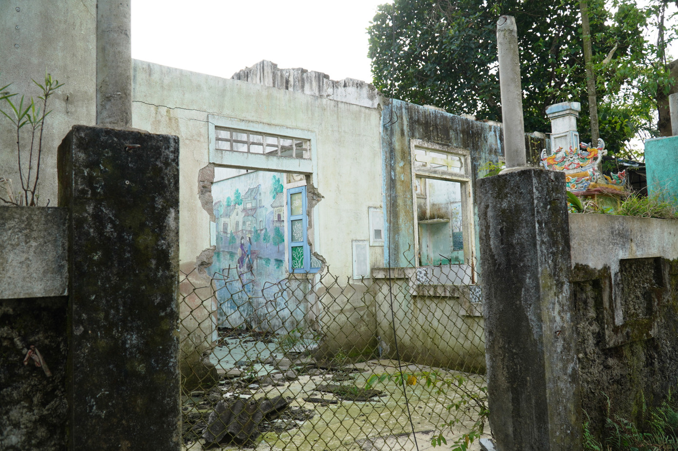 Nhiều nhà cửa di dời đã lâu để giải phóng mặt bằng thi công công trình, nhưng cầu Lợi Nông vẫn tiếp tục "treo" giữa sông.