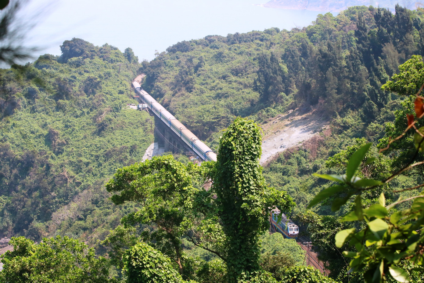 Việc triển khai đoàn tàu du lịch Huế - Đà Nẵng rất phù hợp với nhóm khách trải nghiệm cùng gia đình, giúp khách du lịch khám phá, thưởng ngoạn, ngắm phong cảnh, danh thắng, núi non hùng vĩ, đầm phá, bờ biển đẹp của TT-Huế và Đà Nẵng. Đây là một trong những tuyến đường sắt được đánh giá là đẹp nhất cả nước.