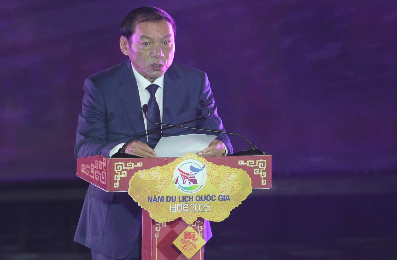 Dự lễ khai mạc có Ủy viên Bộ Chính trị, Thường trực Ban Bí thư Trần Cẩm Tú; Phó Thủ tướng Chính phủ Mai Văn Chính; Phó Chủ tịch Quốc hội Vũ Hồng Thanh; Bộ trưởng Bộ Văn hóa, Thể thao và Du lịch Nguyễn Văn Hùng và đại diện các bộ, ban, ngành Trung ương, lãnh đạo thành phố Huế, cùng đông đảo người dân địa phương và du khách. Ảnh: Đình Hoàng.