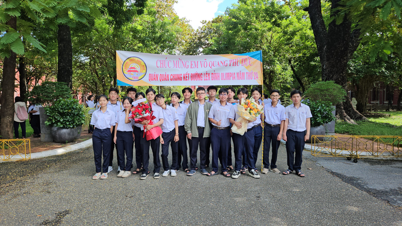 Trường Quốc học Huế dựng băng rôn mừng nhà vô địch Võ Quang Phú Đức trở về. Trường Quốc học Huế dựng băng rôn mừng nhà vô địch Võ Quang Phú Đức trở về.