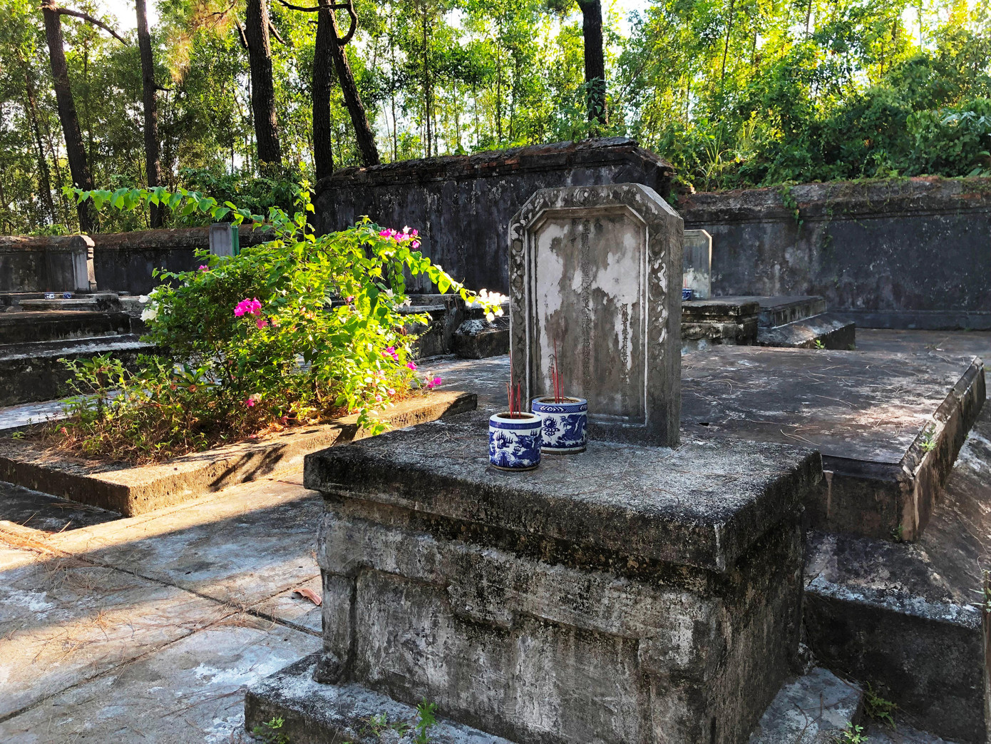 Với sự tác động của dòng chảy thời gian, khí hậu, thời tiết, toàn bộ bờ tường và cổng tam quan, cũng như từng nấm mộ thái giám đã được phủ lên một lớp rêu phong xám xịt lạnh lẽo. Khung cảnh lăng mộ ở đây luôn âm u, huyền bí…